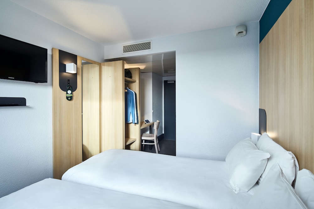 ROOM, TWIN BEDS