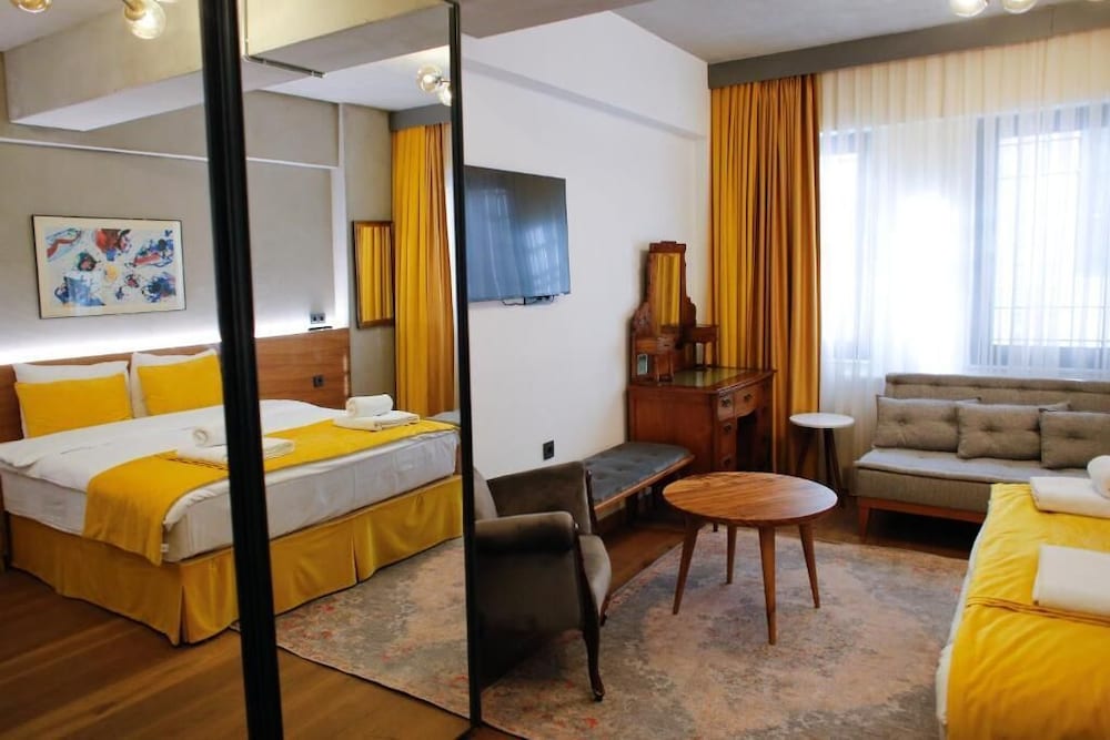Aleksandr Pera Hotel 15/50
