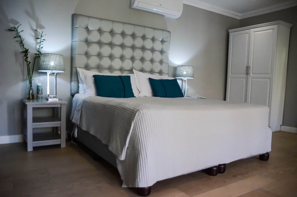 River, Luxury, Queen Bed