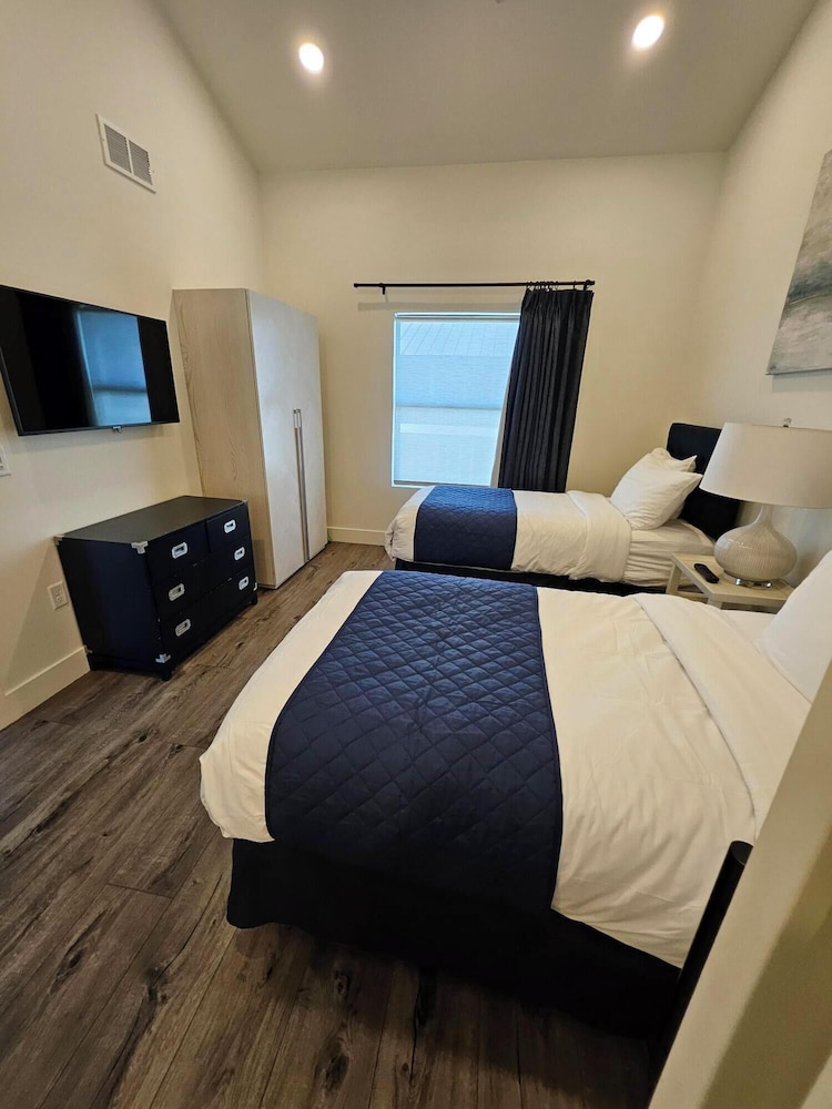 Marina, Family Suite, King Bed, King and Twin Beds, Fishermens Village Resort 2/4