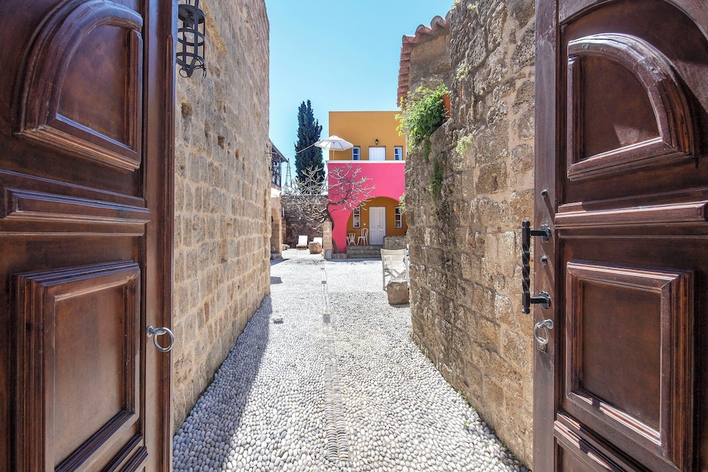 Saint Artemios Boutique 4/47