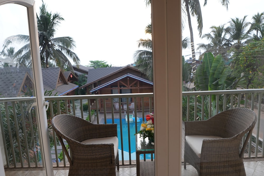 Foxoso Aaristo Baga Beach Resort 33/48