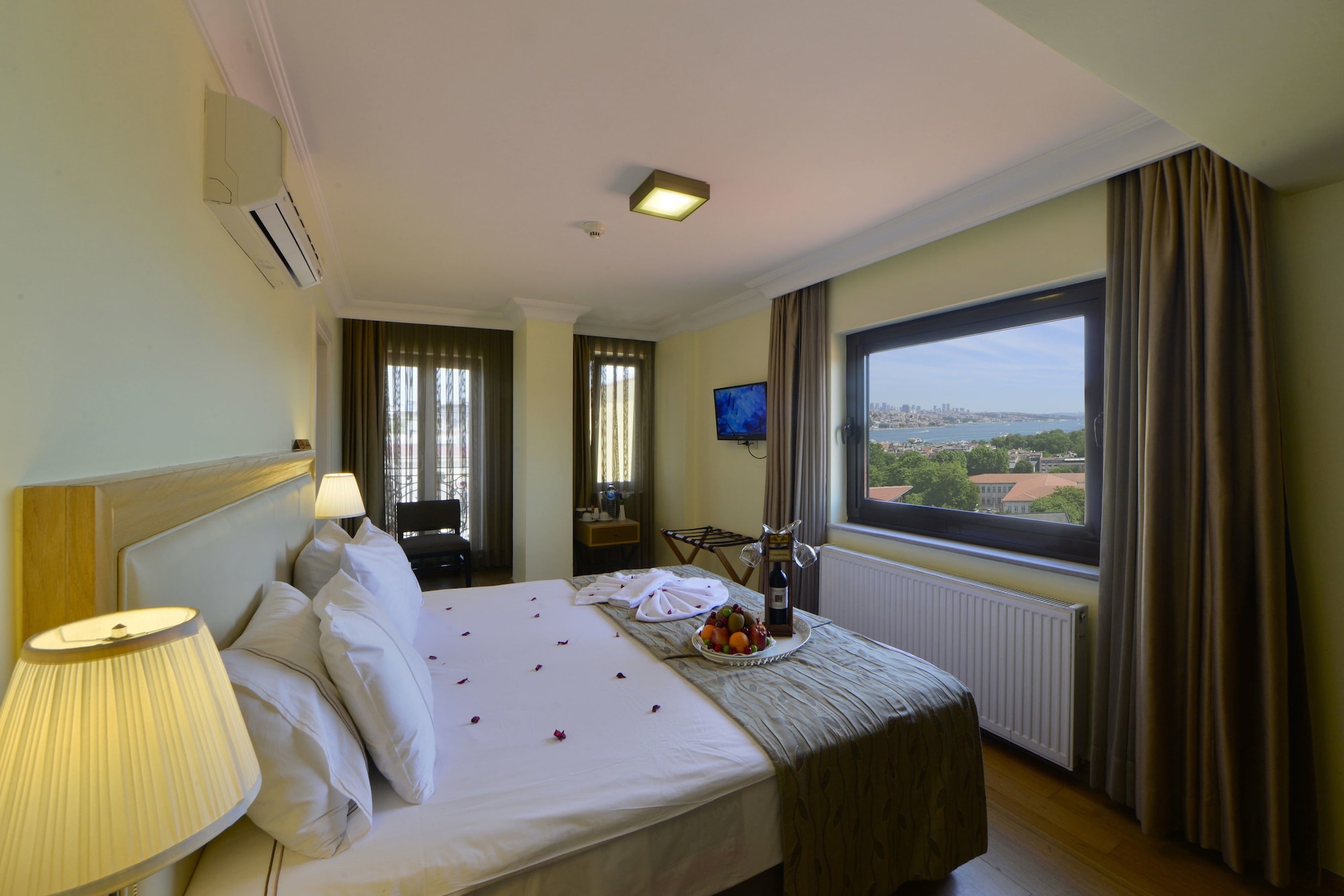 DELUXE, DOUBLE BED, SEA VIEW
