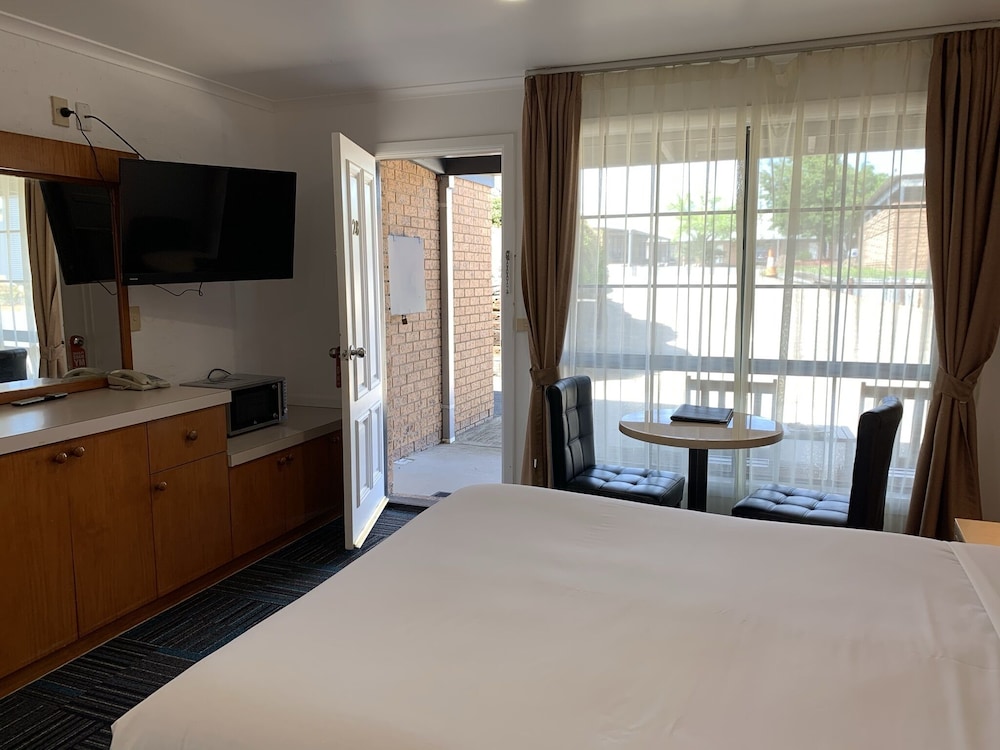 SWAGGERS MOTOR INN(FORMERLY Sundowner Yass) 24/46