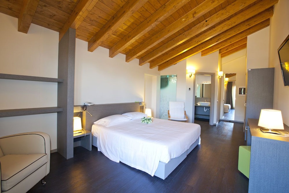 Harmony Suite Hotel 22/44