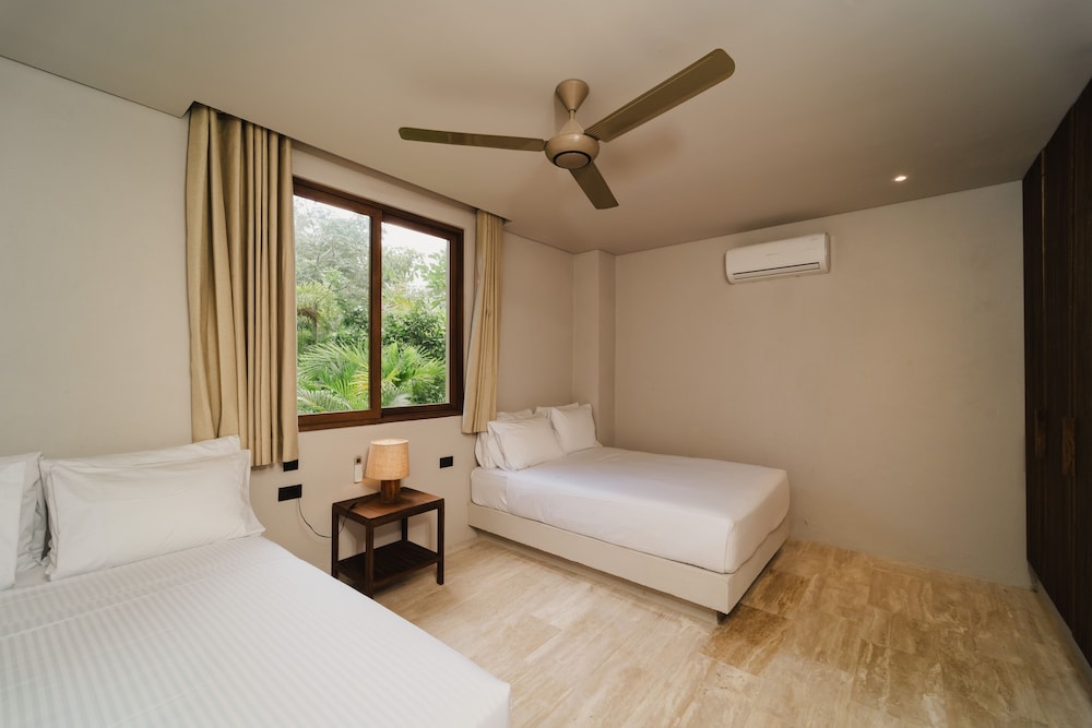 Deluxe, House, 4 King Beds