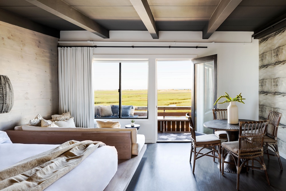 AWOL Hotel Provincetown 4/43