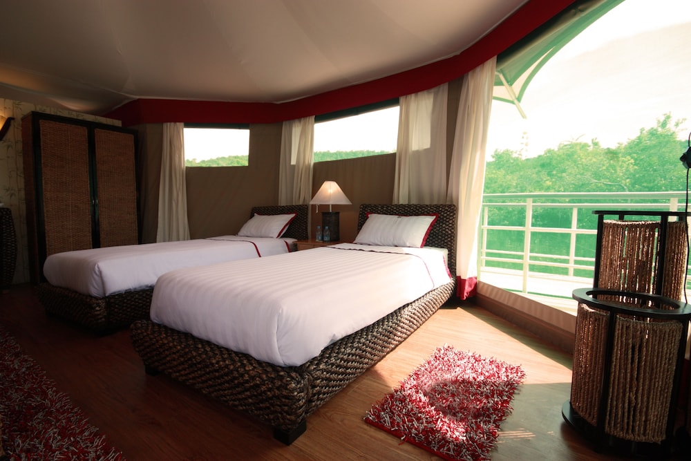 4 Rivers Floating Lodge 10/50