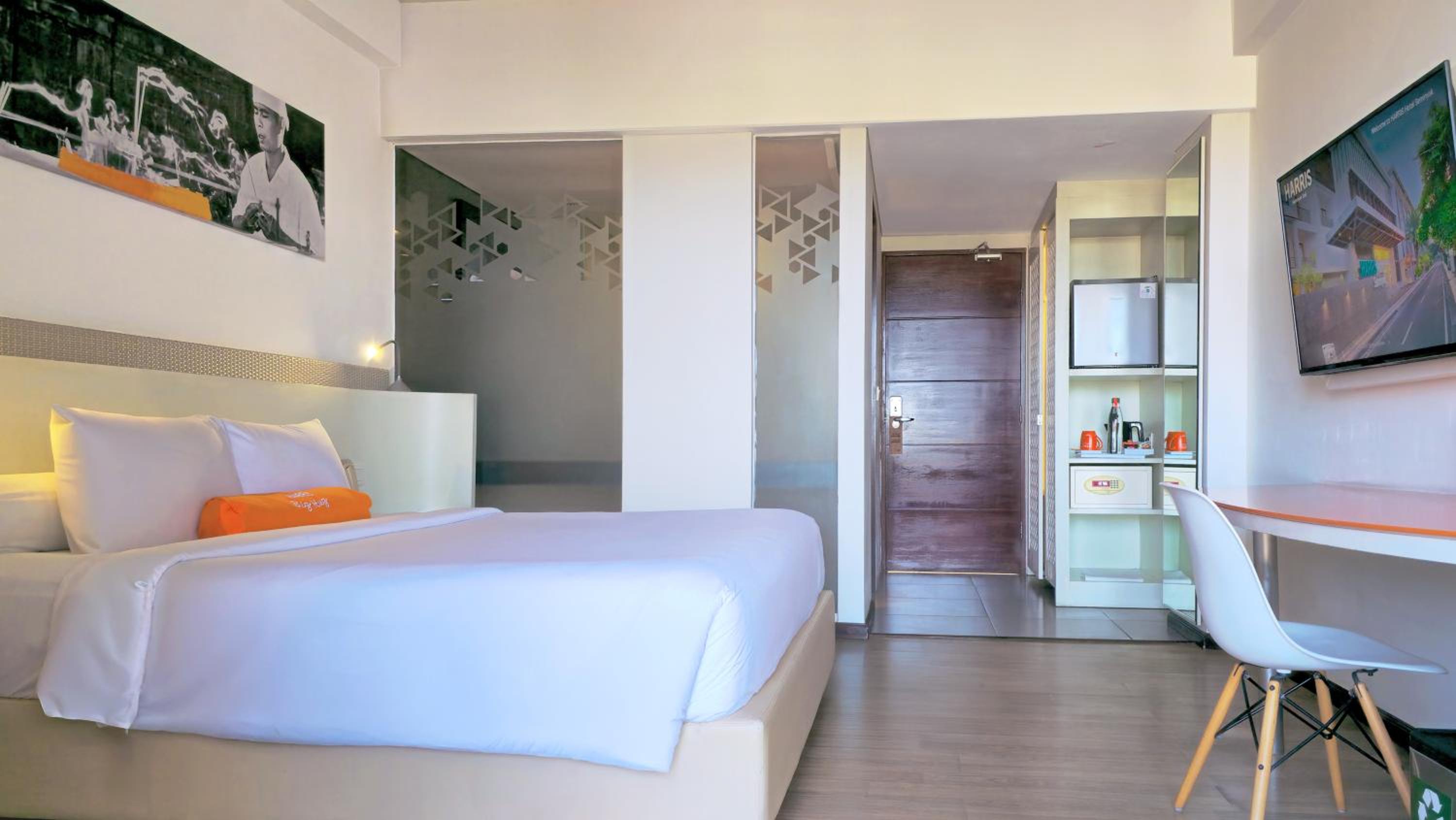 Harris, Unique, Queen Bed, Pool Access