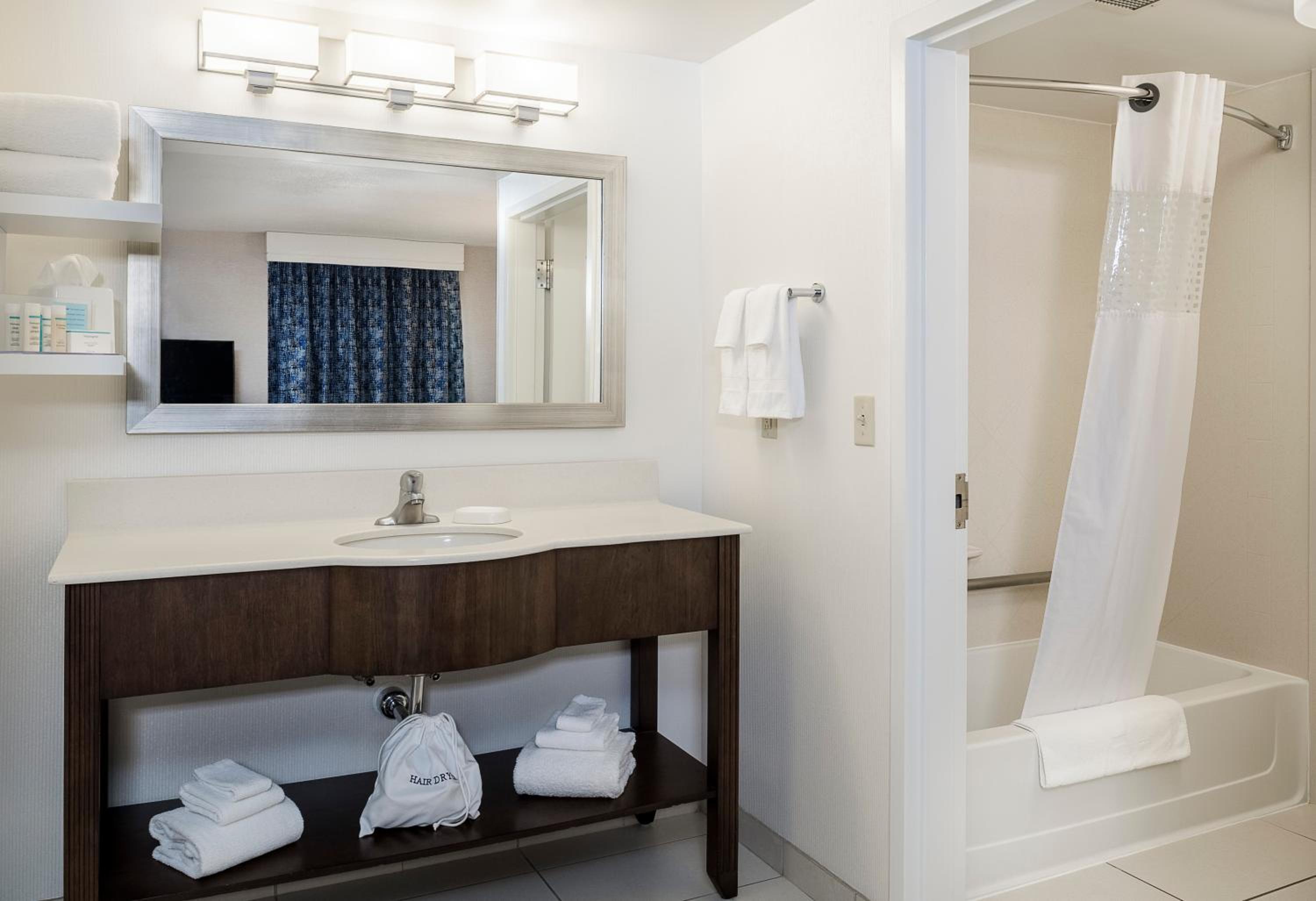 غرفة بسرير كينج وسريرين كوين لذوي الإعاقة، Hampton Inn Suites By Hilton Halifax Dartmouth 4/6