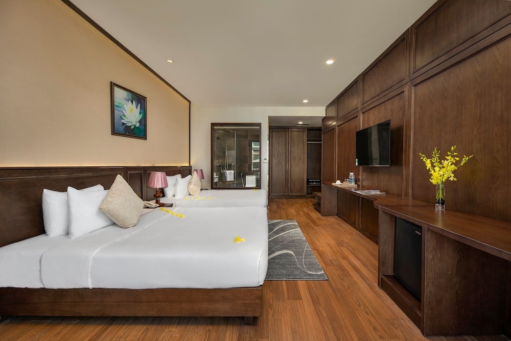 EXECUTIVE, SUITE, KING BED, SEA VIEW, BALCONY, BATHTUB