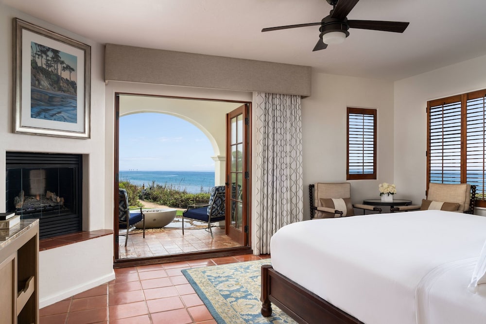 ROOM, KING BED, PARTIAL OCEAN VIEW