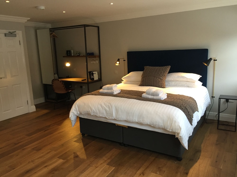 غرفة فاخرة بسرير كينج