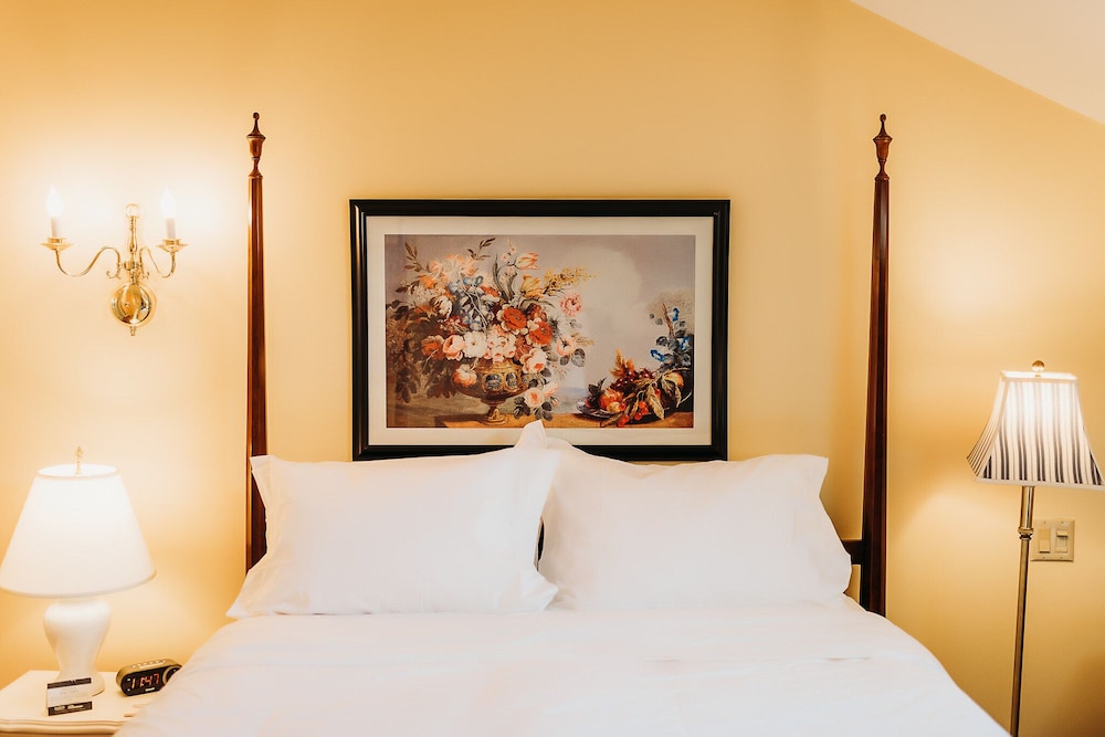The Rochester Inn, A Historic Hotel 15/70