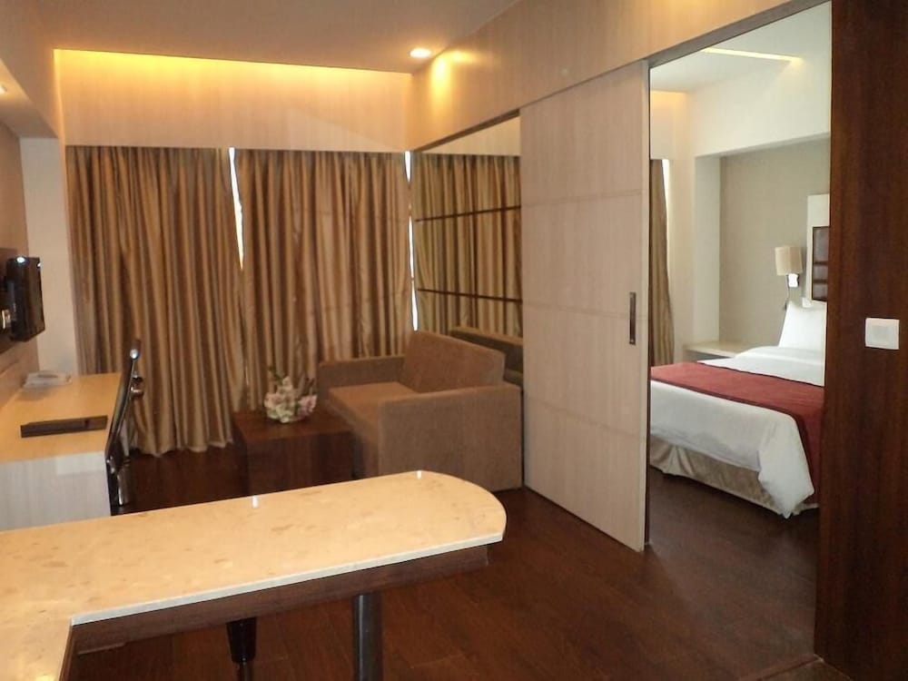 Mahagun Sarovar Portico Suites 22/38