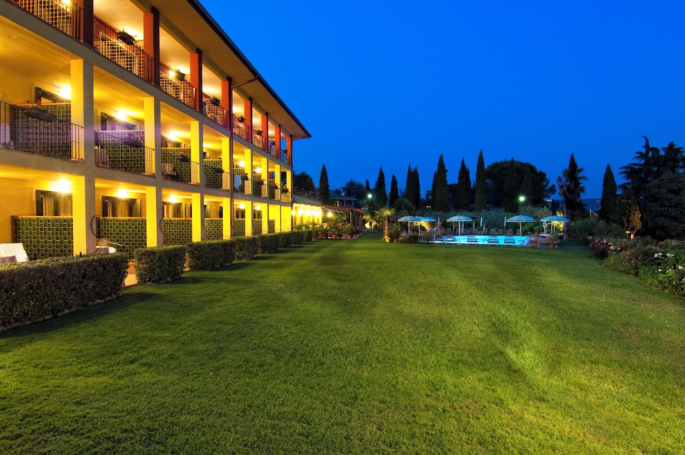 Villa Madrina Lovely and Dynamic Hotel 46/49