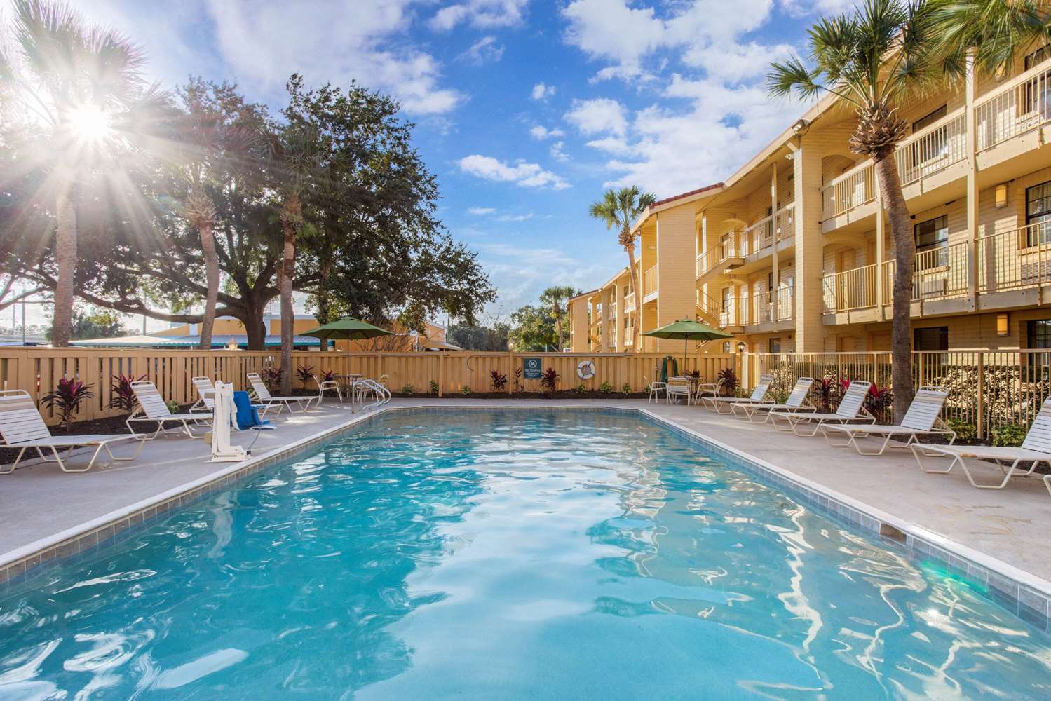 La Quinta Inn by Wyndham Orlando Airport West 37/40