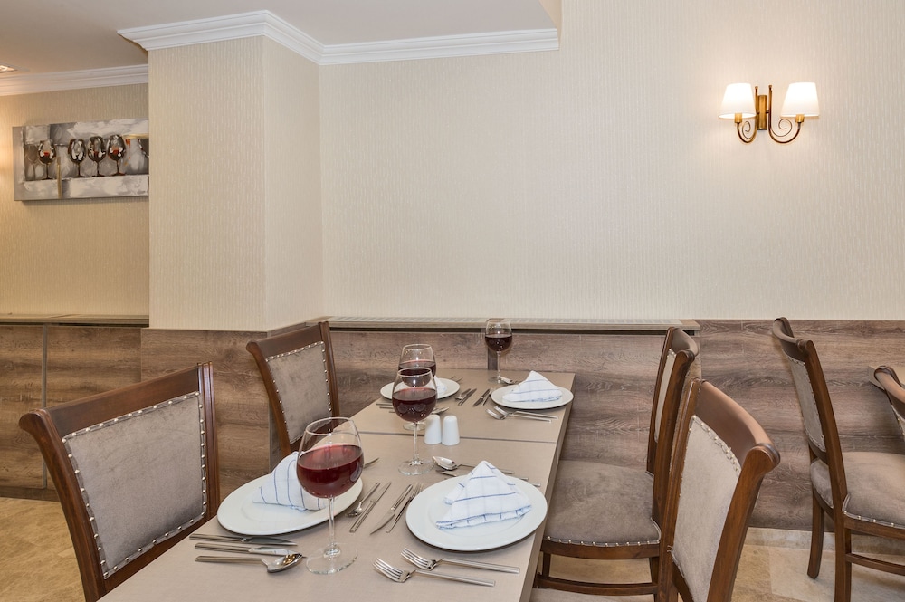 Alphonse Hotel 47/50