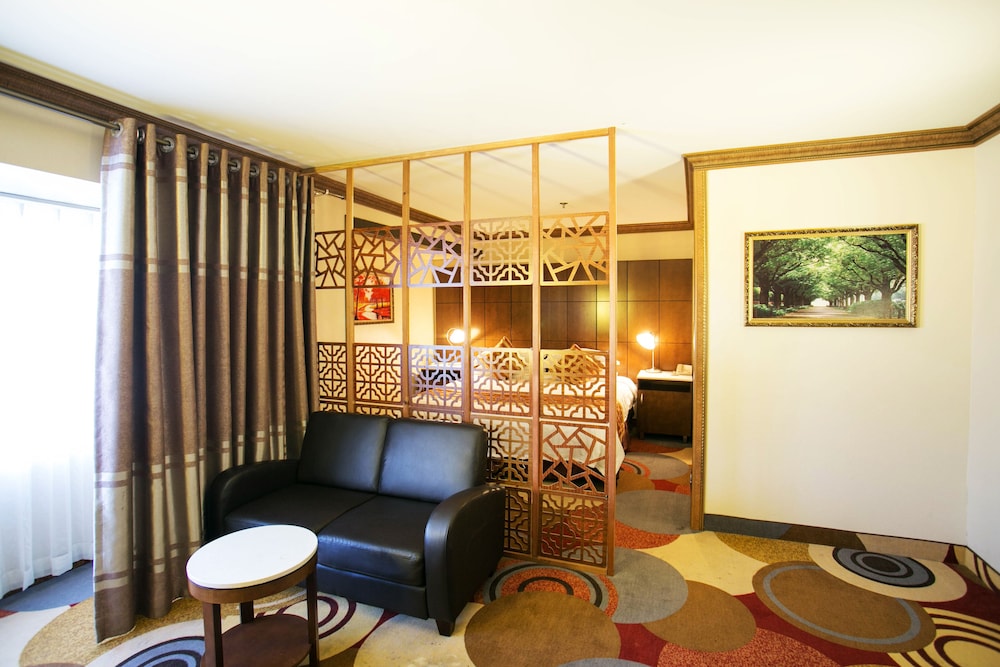 LA Crystal Hotel 48/69