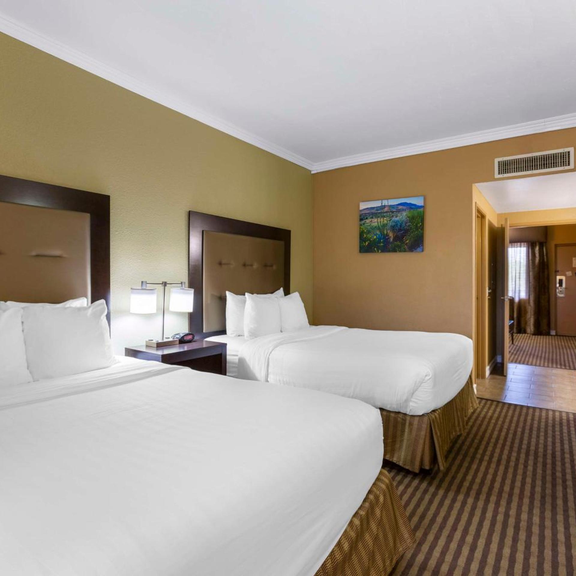 جناح بسرير كوين، Royal Sun Inn & Suites 2/7
