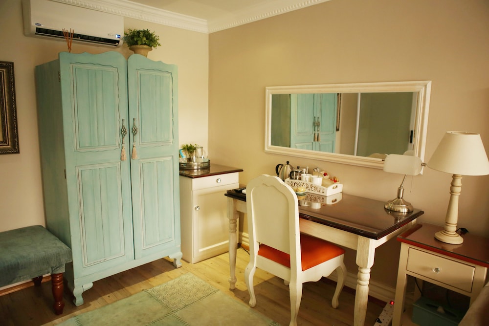 Oleander Guest House 50/50