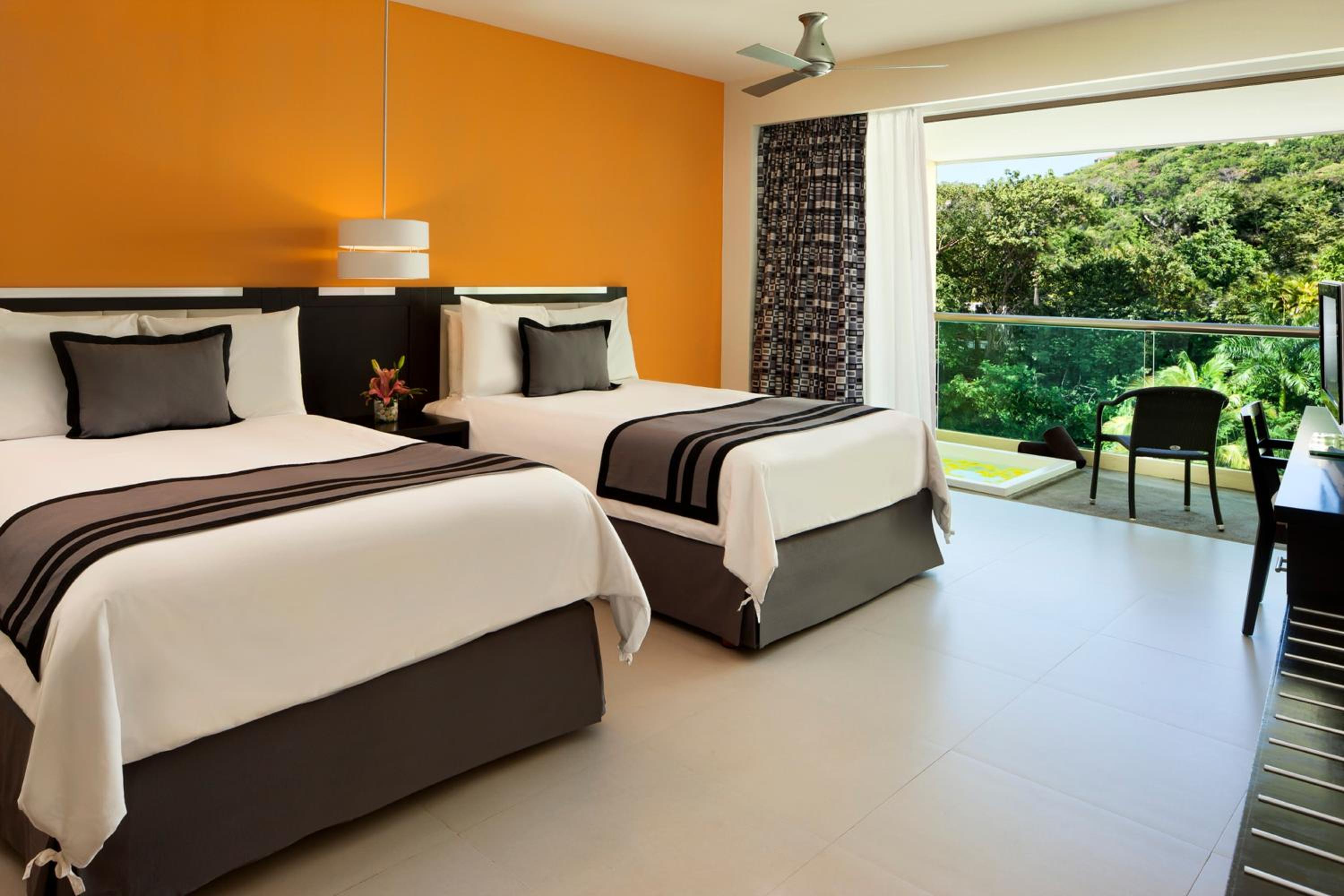 Deluxe, Twin Beds, Tropical View, Hot Tub