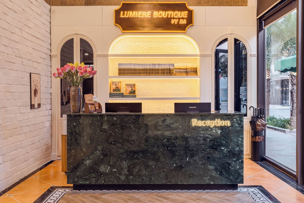 Lumiere Boutique Vy Da 6/49