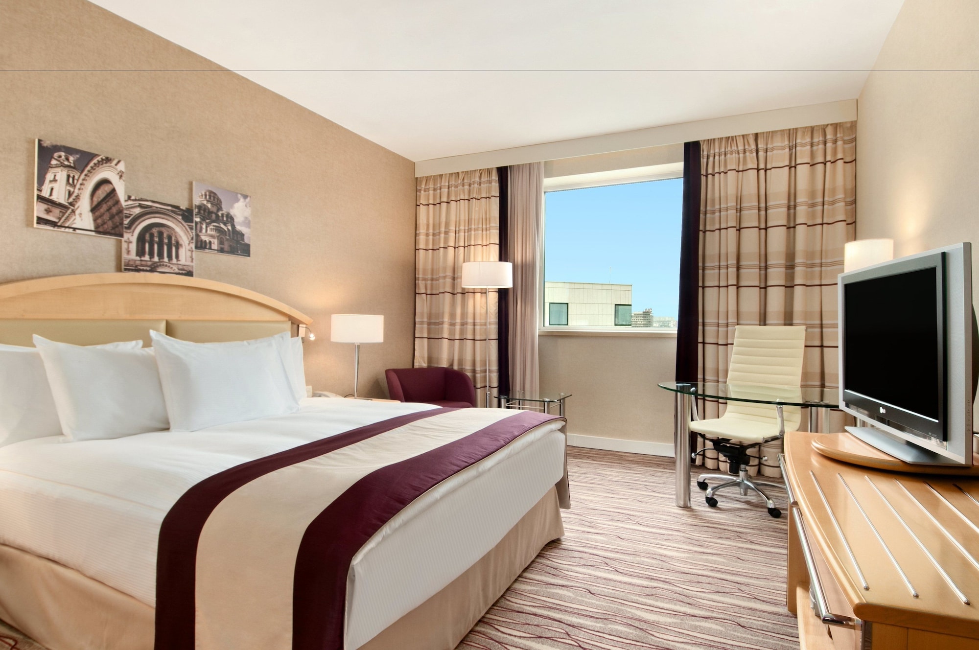 EXECUTIVE, KING BED