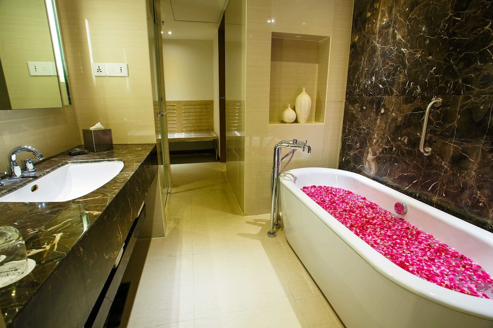 Courtyard By Marriott Agra 20/72