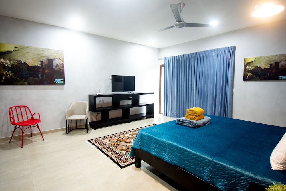 SUPERIOR, KING BED, POOL VIEW
