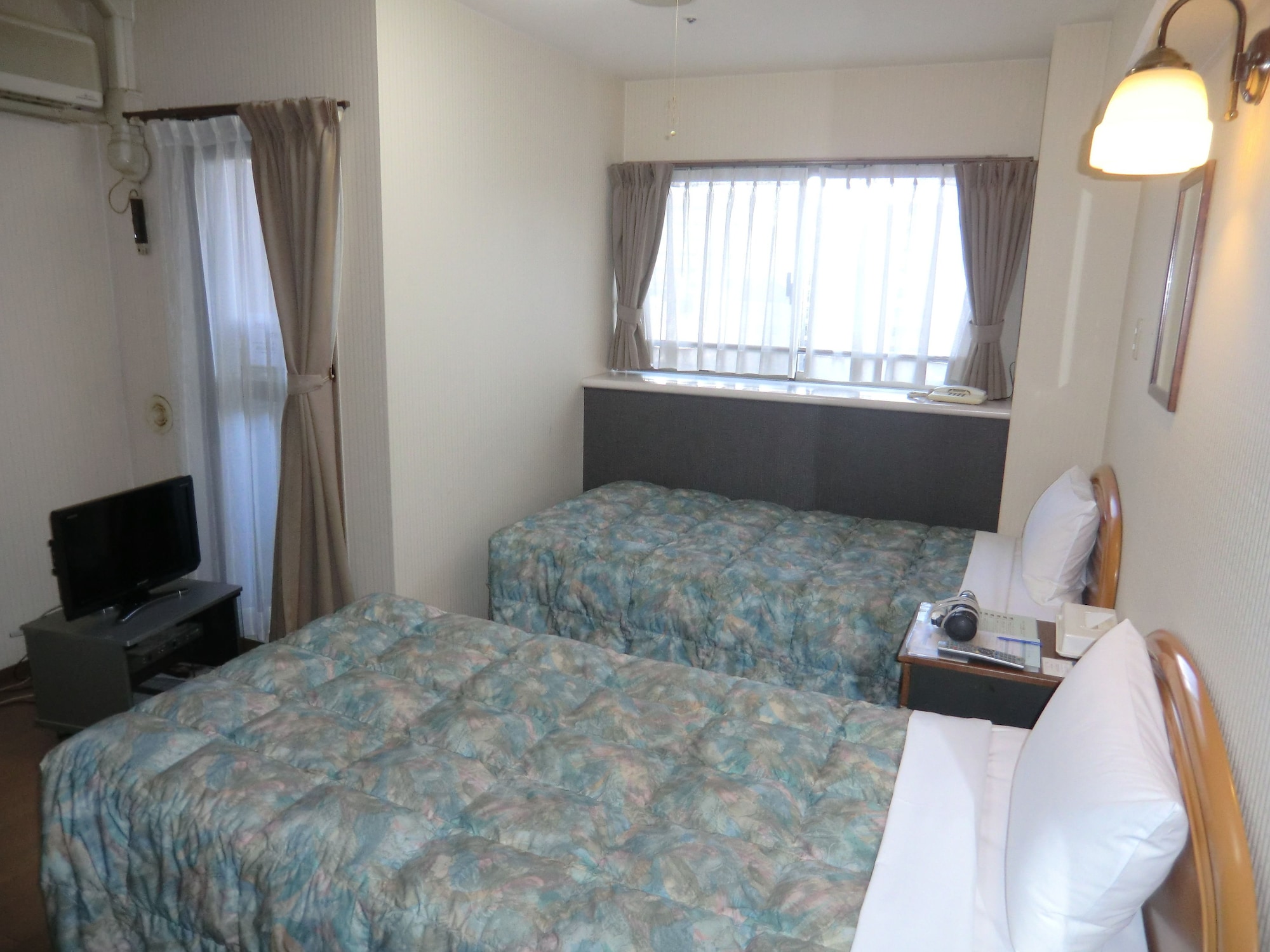ROOM, TWIN BEDS, SMOKING