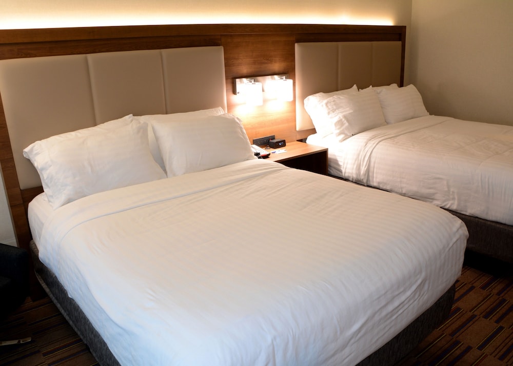 Holiday Inn Express Suites Pittsburgh Monroeville 16/49