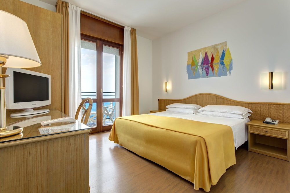 ROOM, DOUBLE BED, PARTIAL SEA VIEW