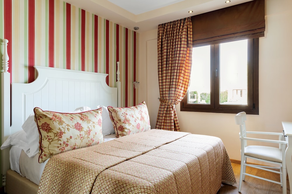 جناح غراند بسرير مزدوج مع أريكة، Mediterranean Village Hotel & Spa 2/6