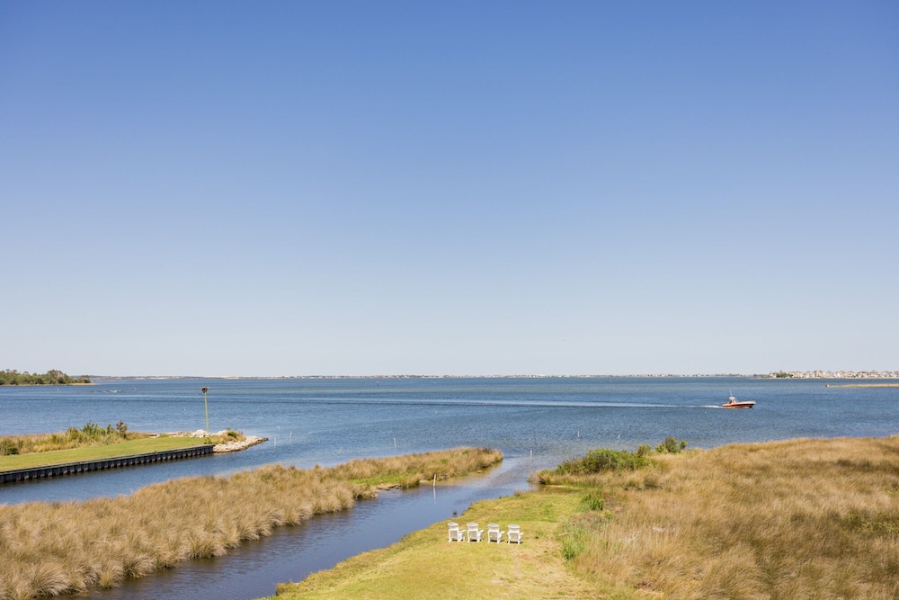 The Burrus House Inn Waterfront Suites 44/50