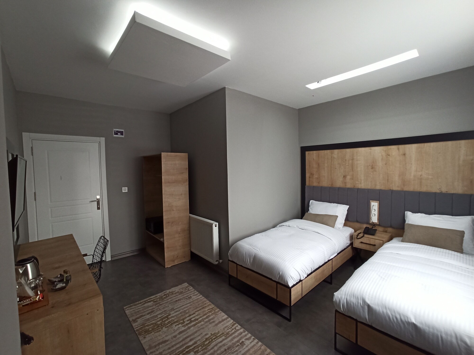 DELUXE, TWIN BEDS