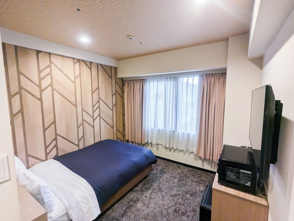 ROOM, SINGLE, SMOKING