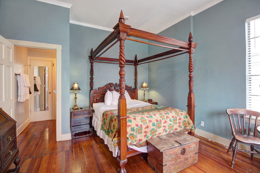 ROMANTIC, SUITE, QUEEN BED