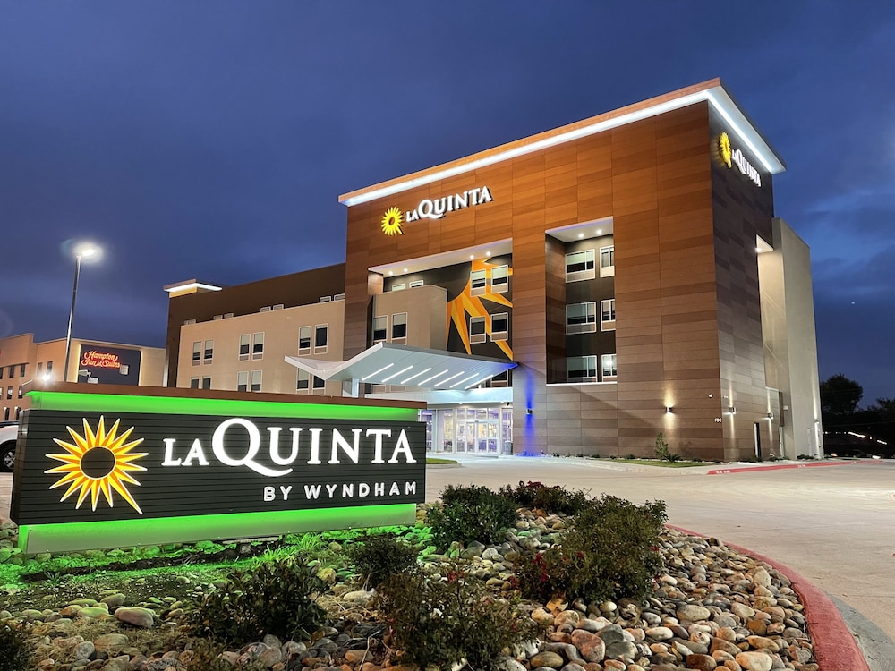 La Quinta Inn & Suites by Wyndham Dallas/Fairpark 2/40