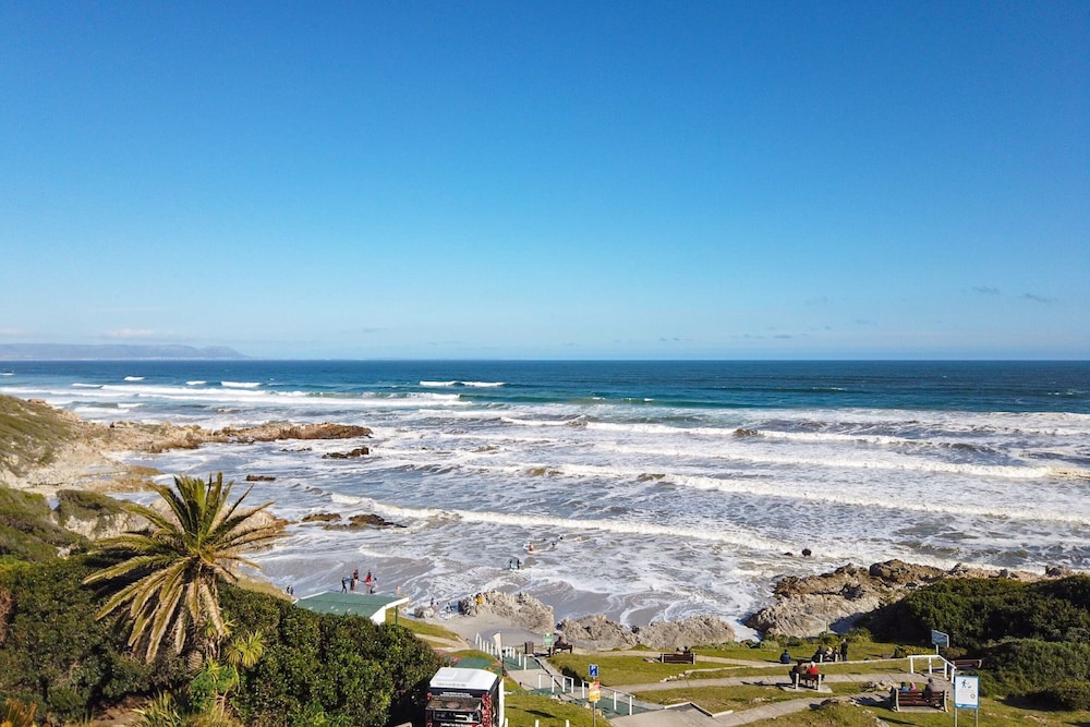 Hermanus Beachfront Lodge 35/43