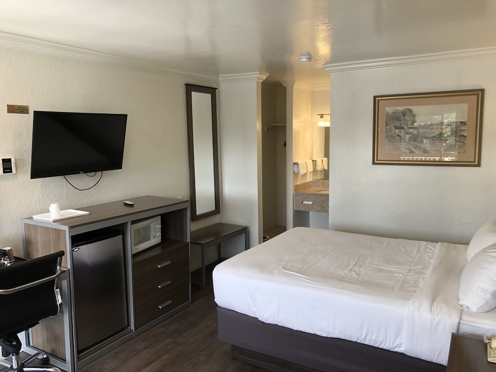 Gilroy Inn 13/33
