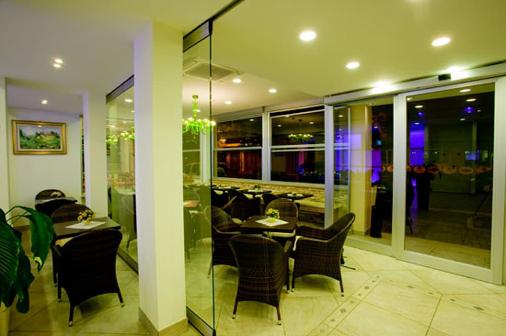 Desiree Hotel 22/25