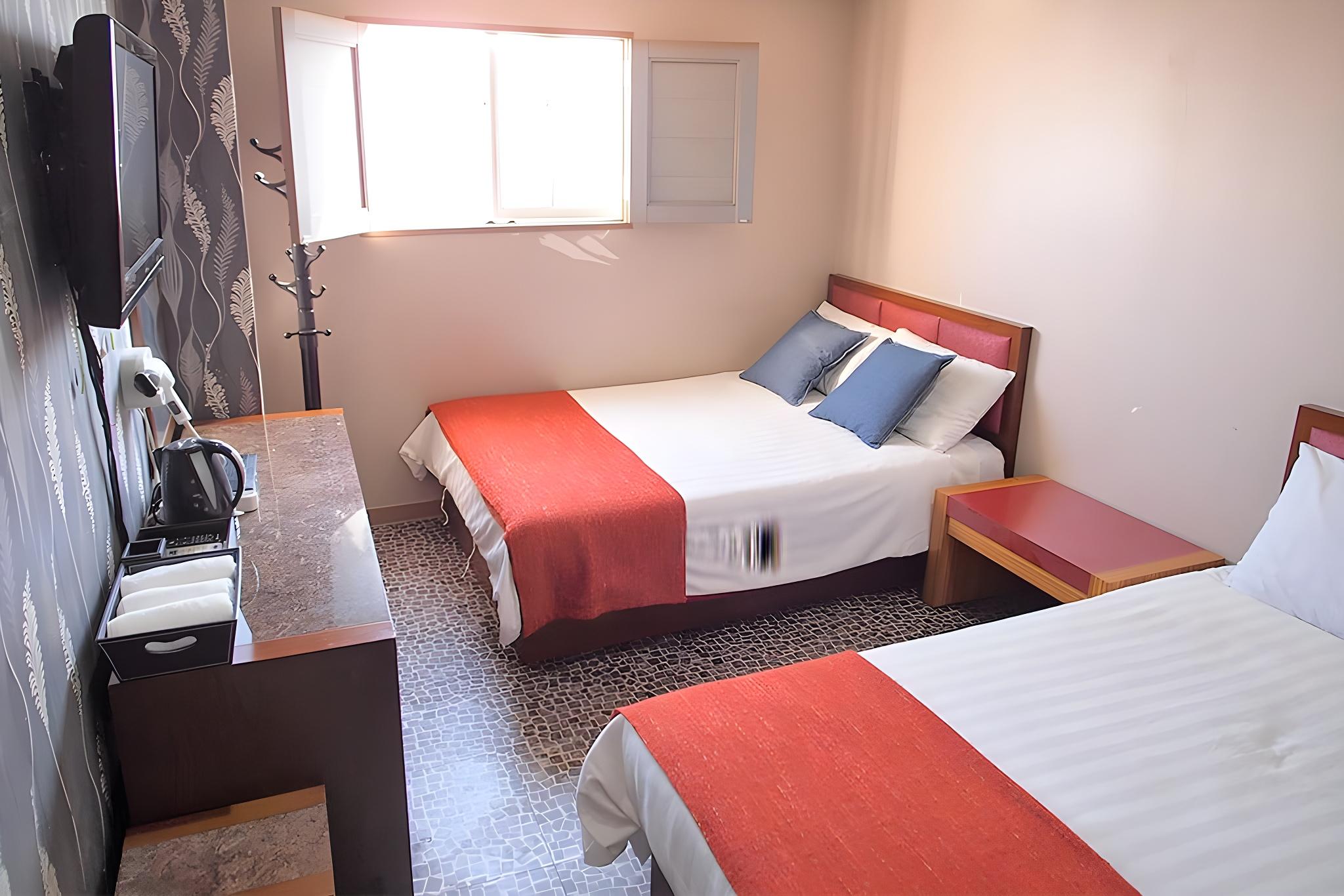 ROOM, QUADRUPLE