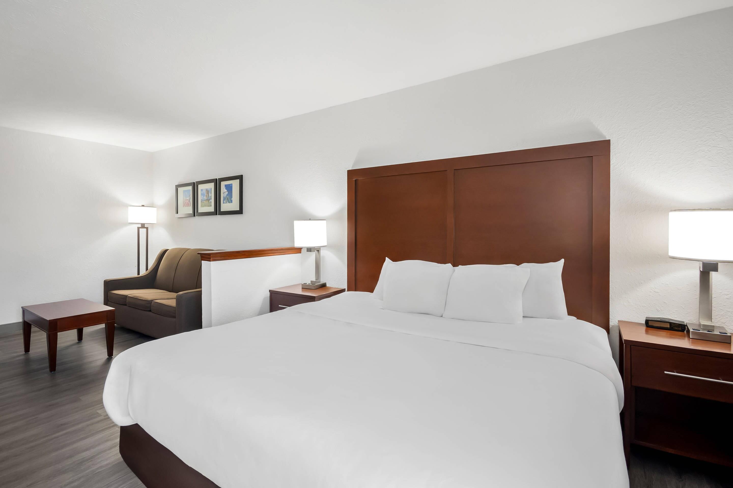 SUITE, KING BED