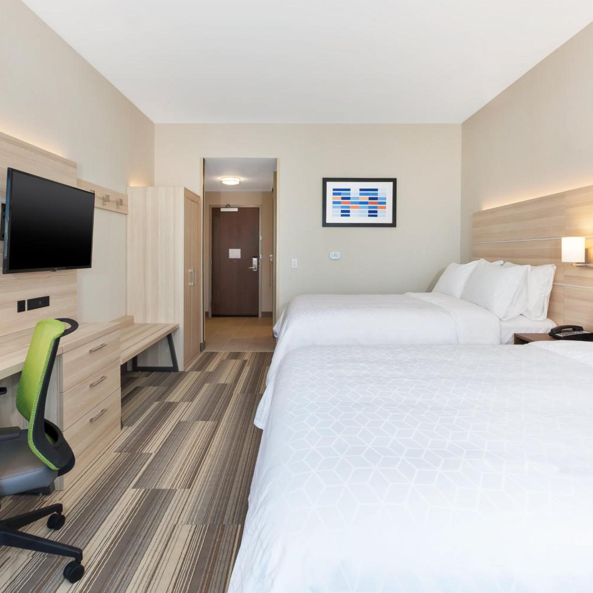 غرفة قياسية بسرير كوين مع أريكة، Holiday Inn Express Suites Grand Rapids Airport South 5/9