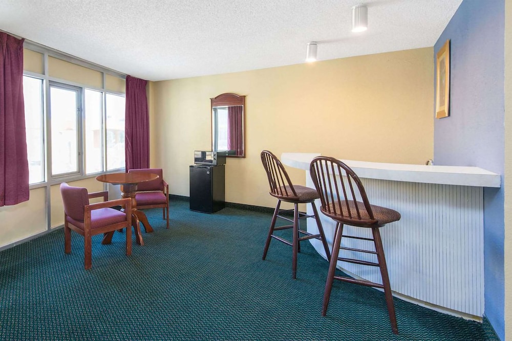 Sky-Palace Inn & Suites Wichita East 23/30