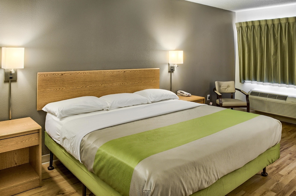Studio 6 Extended Stay - Ocean Springs, MS 24/53