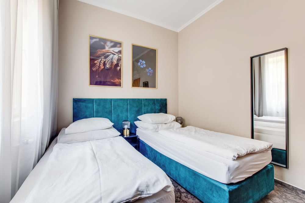 ROOM, DOUBLE OR TWIN BED