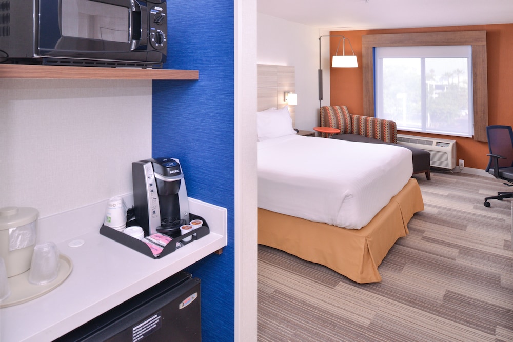 Holiday Inn Express Hotel Suites San Diego Otay 23/77