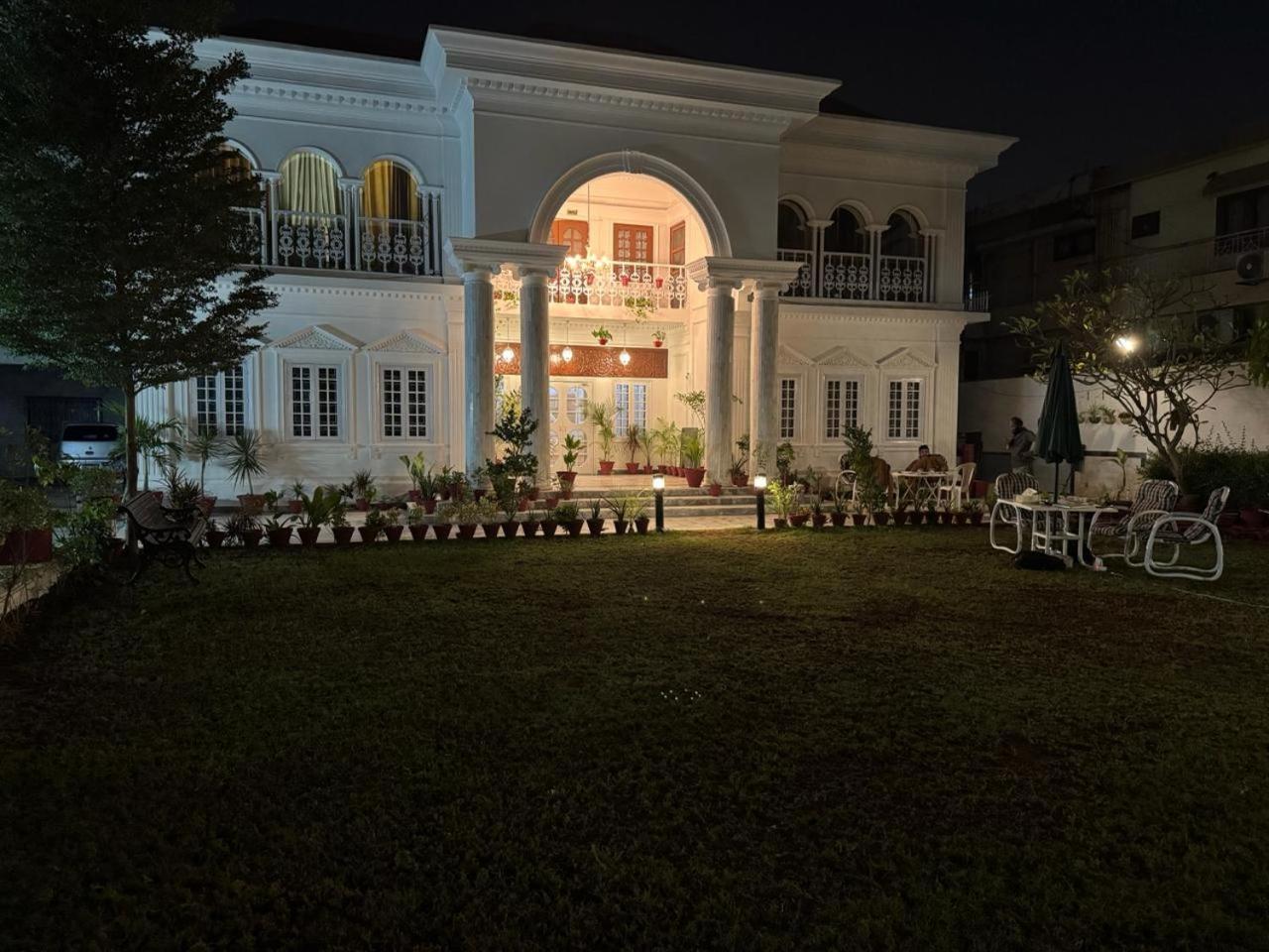 White House Karachi 44/48